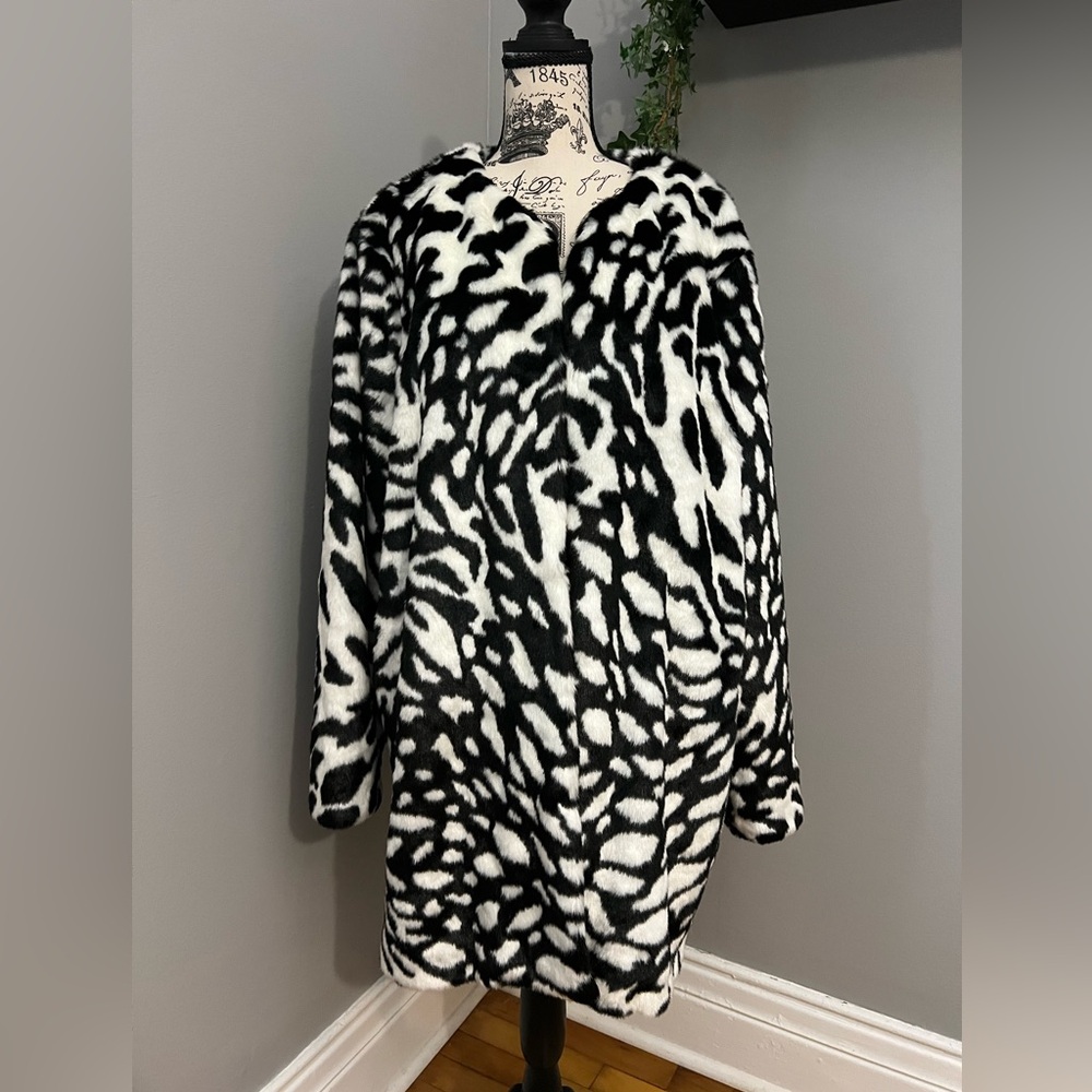 ✨NWOT - Michael Kors Faux Fur Animal Print Coat Jacket✨ - Picture 2 of 9
